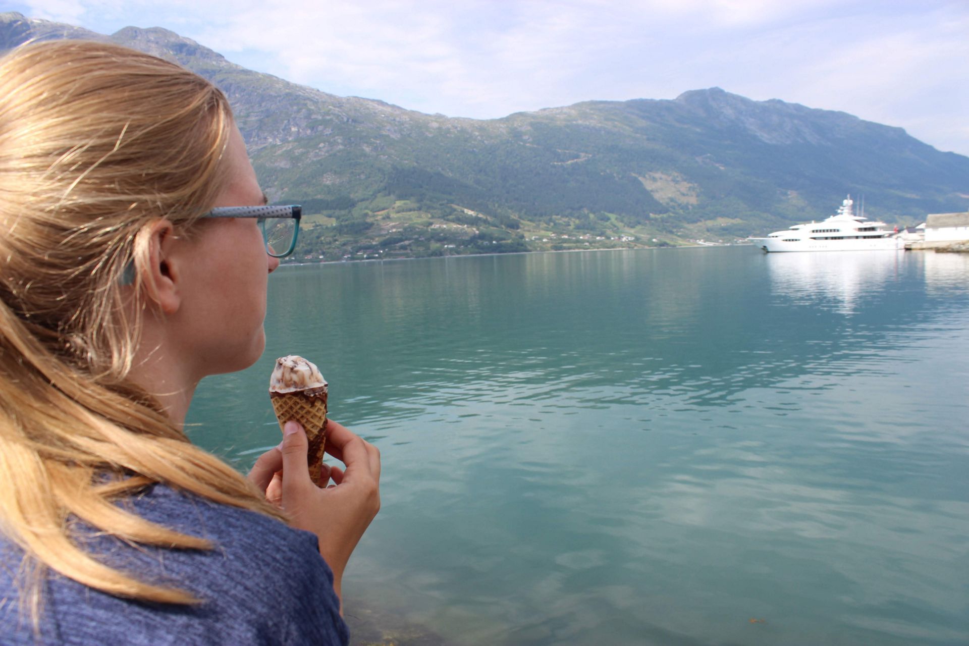 In Lofthus am See isst meine Freudin ein Eis