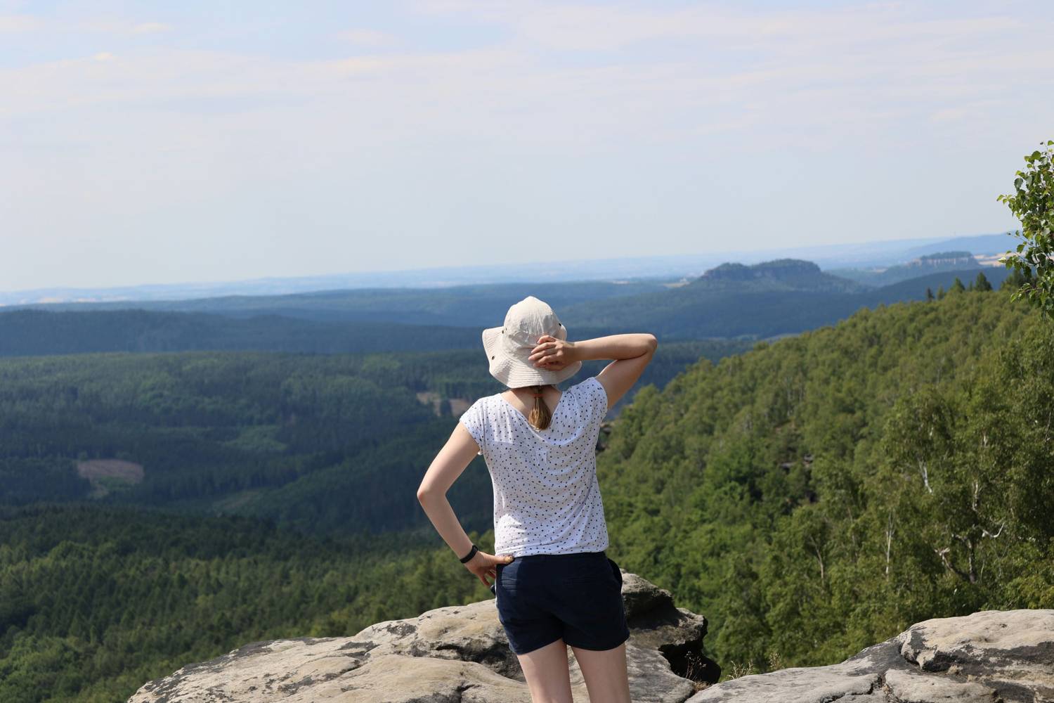 Aussicht Zschirnstein mit Freudin im Vordergrund