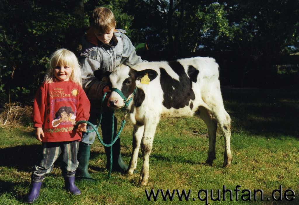 Das Kalb Berta zusammen mit Chris und Joy